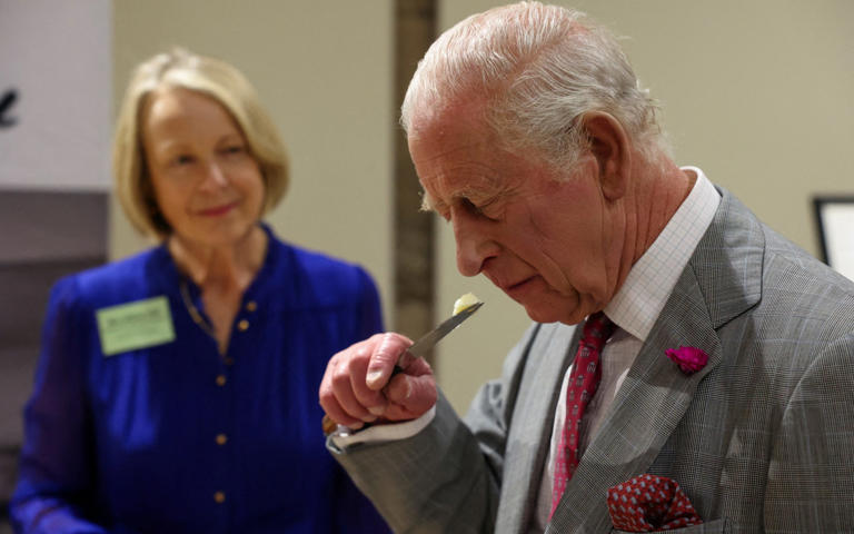 Во время своего визита в замок Ланкастер король Чарльз пробует сыр