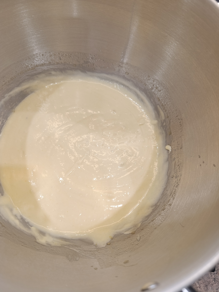 Тесто жидкой консистенции и отлично размазывается по пергаменту.