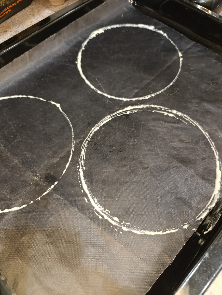 У меня в этот раз был силиконовый коврик, но и на пергаменте я выпекала не раз, пользуясь этим способом.