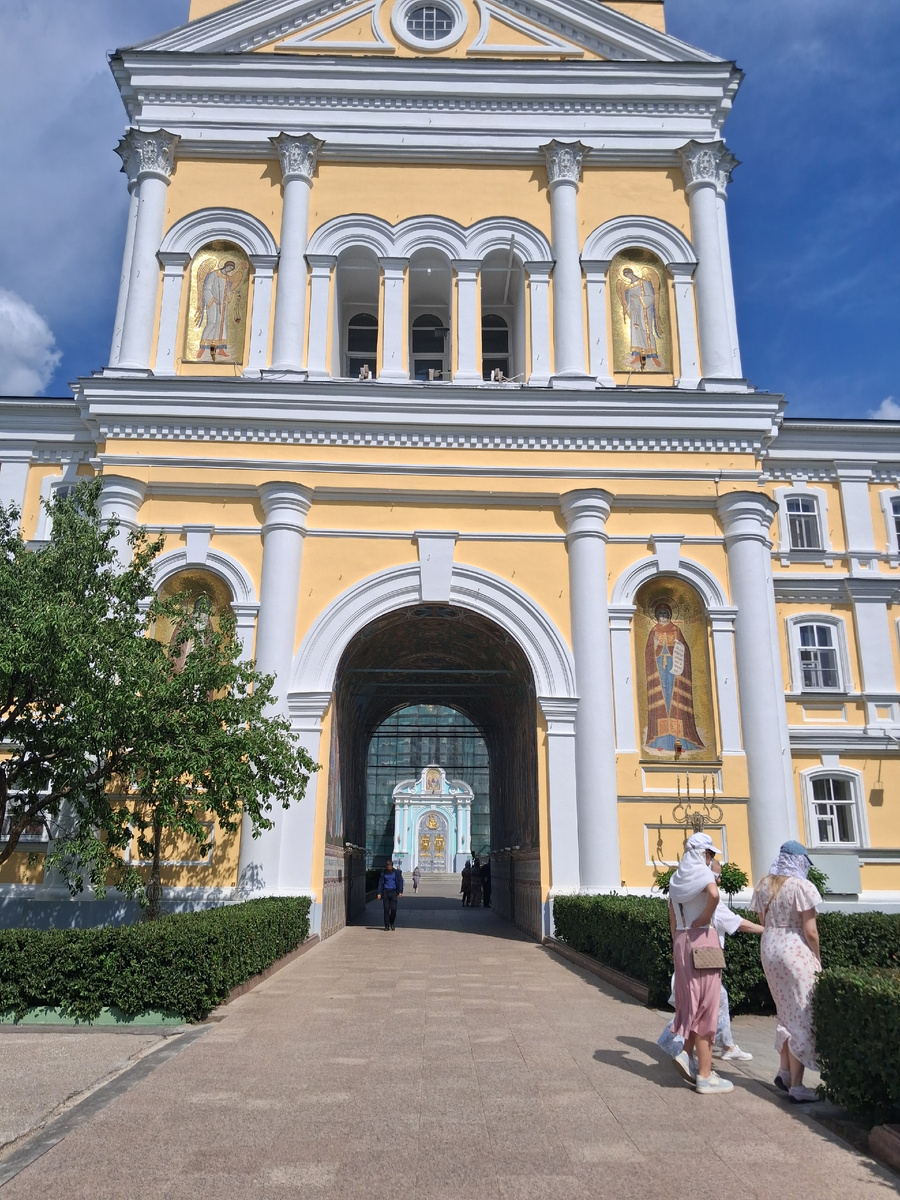 70-метровая колокольня Серафимо-Дивеевского монастыря. К ней пристроены трехэтажные сестринские корпуса. Фото автора.