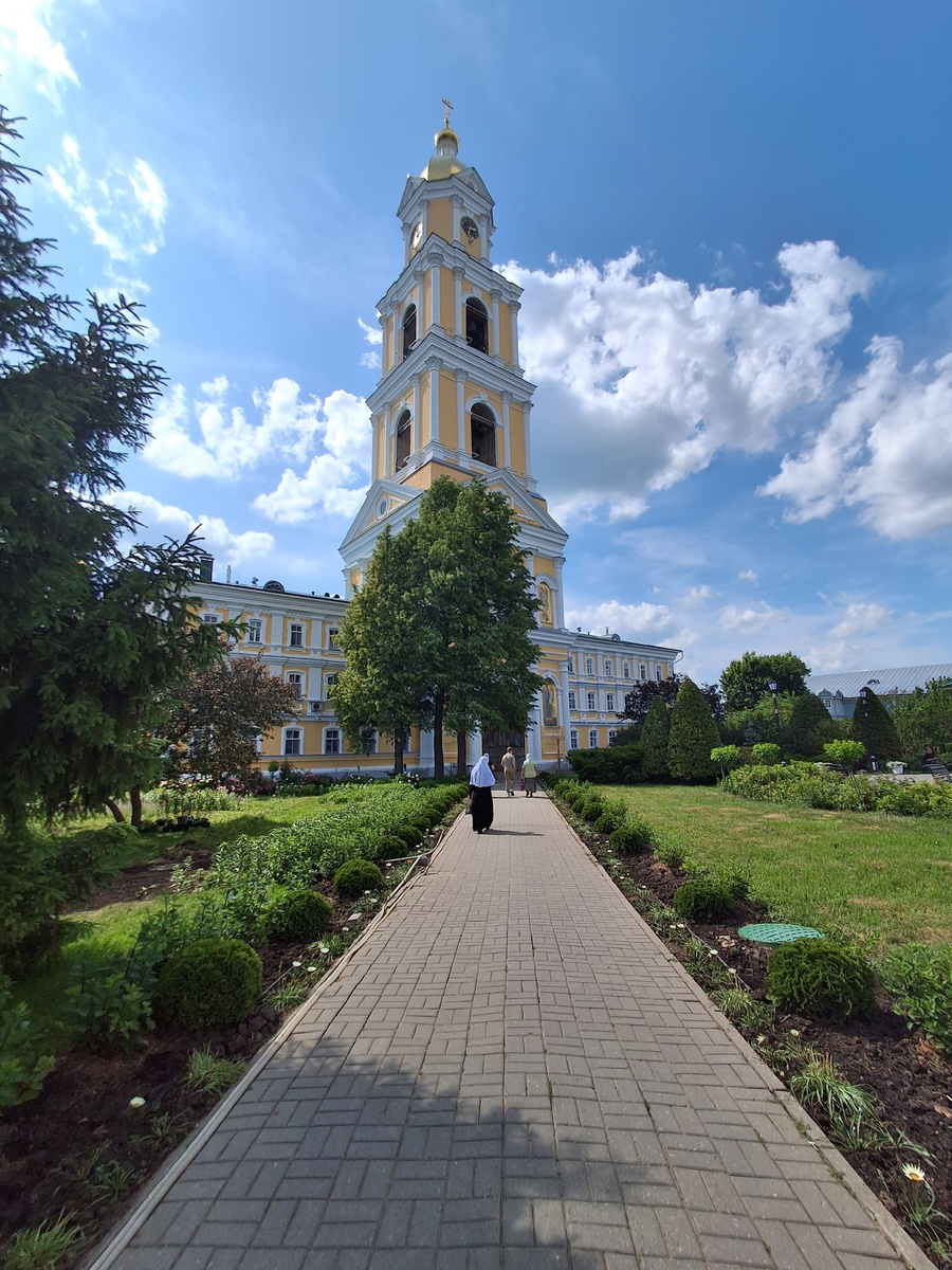 Дорожка, ведущая к Колокольне Дивеевского монастыря. Фото автора.