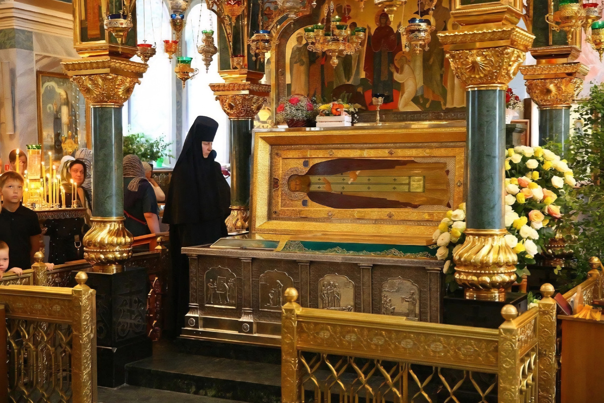 Рака с мощами преподобного Серафима Саровского в Троицком соборе. Фото из открытых источников. 