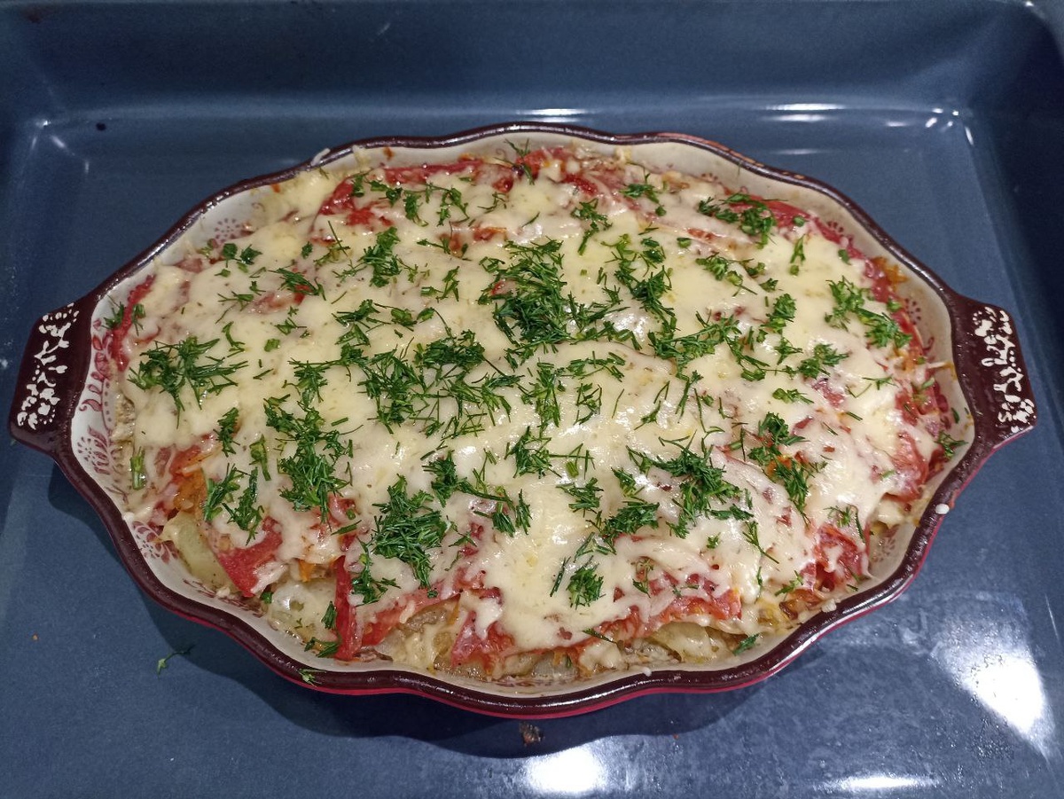 Минтай запеченный в духовке с картофелем и помидорами.