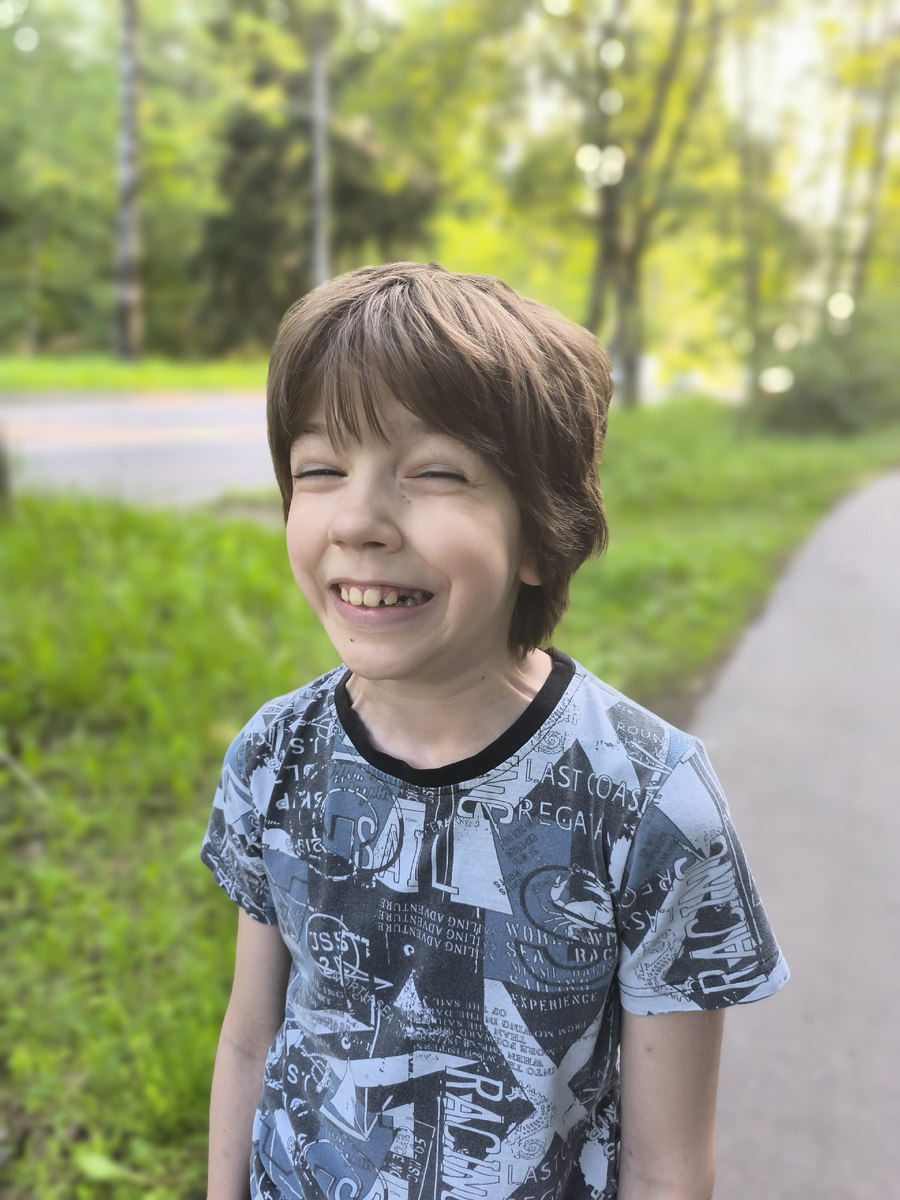 "Ну улыбнись ты уже!" - "Нна!"