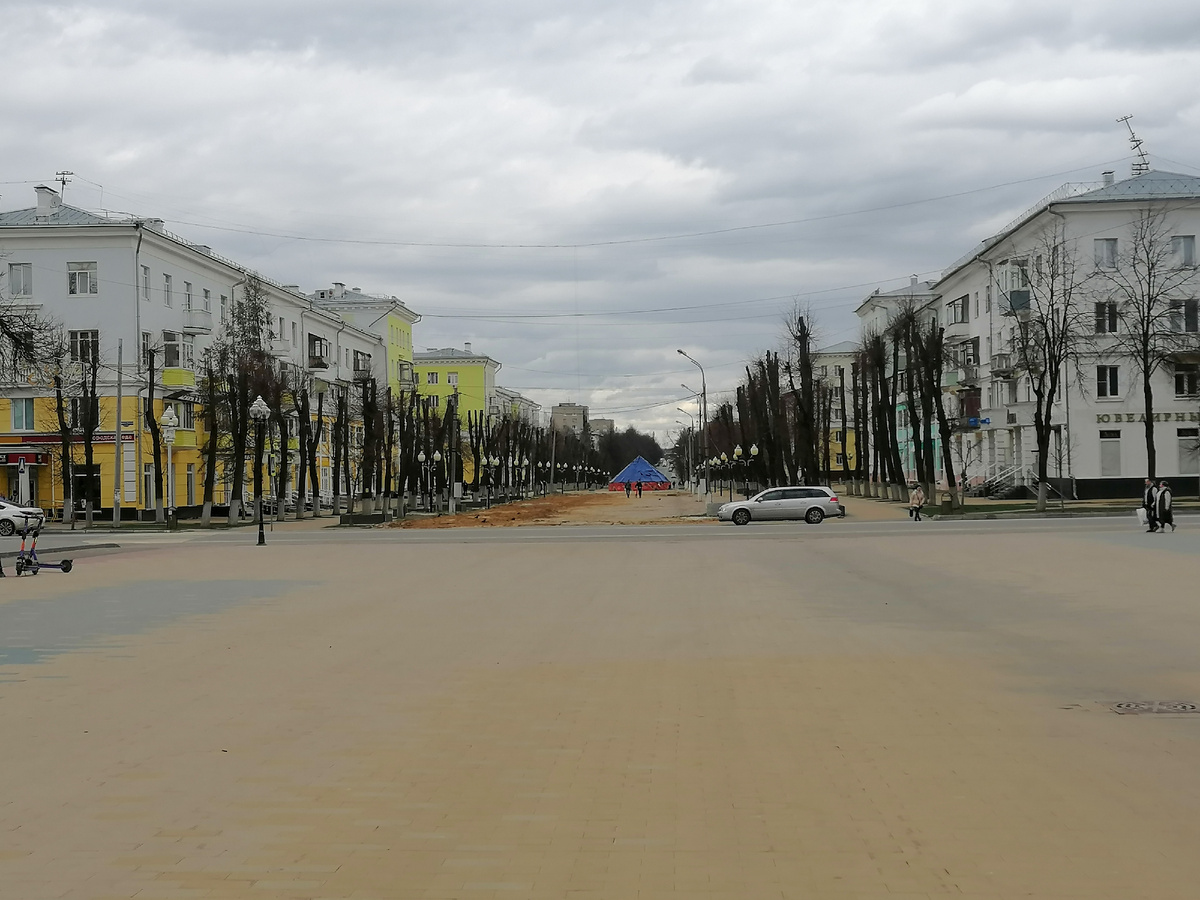 Благоустройство пешеходной зоны на проспекте Победы возле площади Ленина. 5 апреля 2025 года.