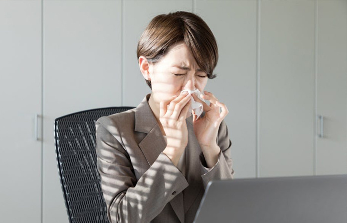 Высмаркиваться допустимо только в туалете в полном одиночестве. / Фото: fb.ru