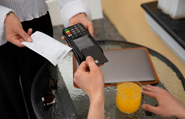 Официанту можно вручать подарок, но только не деньги. / Фото: travelask.ru