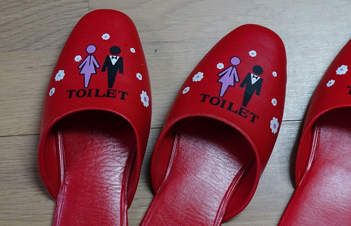 У японцев для посещения ванной комнаты существуют отдельные тапочки. / Фото: travelask.ru