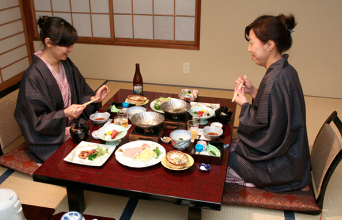 Есть мороженое на улице в Японии можно, а вот остальную еду - нет. / Фото: kulturologia.ru