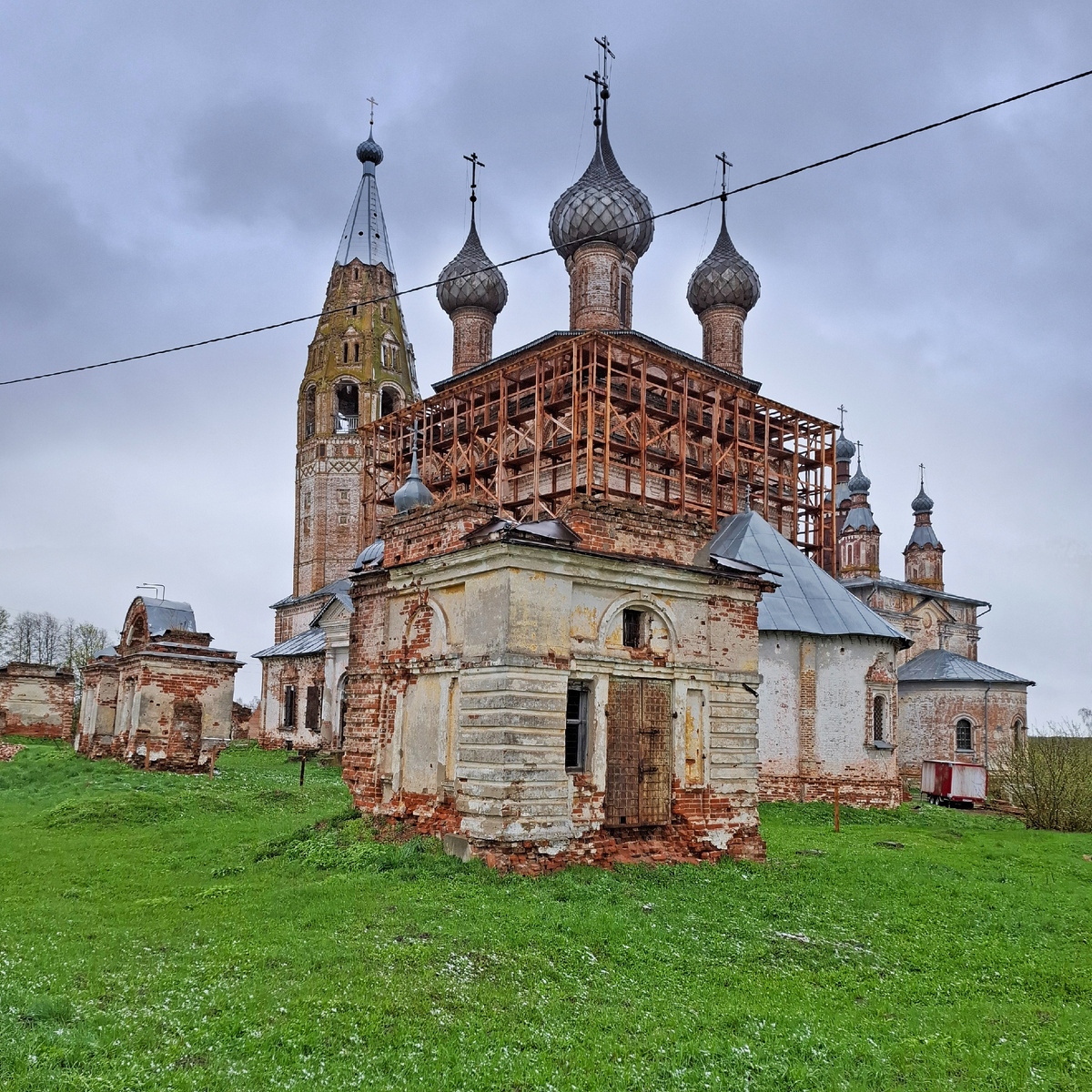 Село Парское, Ивановская область, на переднем плане Церковь Усекновения главы Иоанна Предтечи с колокольней, за ней справа видны купола храма Вознесения Господня. Фото автора.