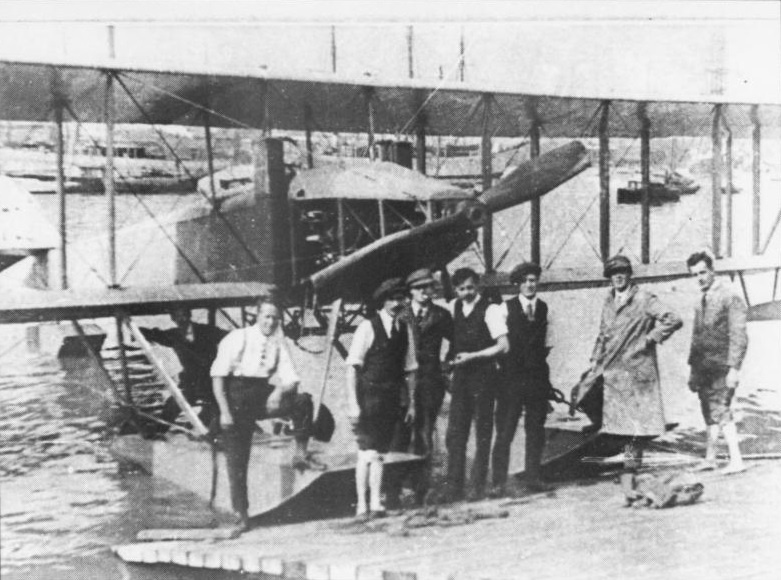 на данном снимке гидросамолета Sopwith Special Seaplane No 170 точно подтверждается его номер. К сожалению, группа людей закрывает часть крепления для торпеды. Слева, в белой рубашке, Виктор Мал (Victor Mahl). Снимок г-жи Хелены Ллойд (Helena Lloyd), предоставлен через Чарльза Шедера (Charles Schaeder)