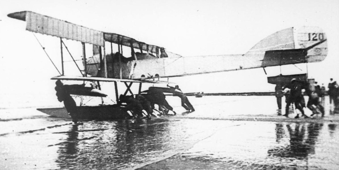 гидросамолет Short Folder No 120 в Вестгейте (Westgate) вскоре после его полета в Калшоте с макетом торпеды уменьшенной массы, прикрепленным к его шасси. Состоявшийся 21 июля 1914 года полет, по-видимому, был единственным вкладом 120-го в эксперименты с торпедами