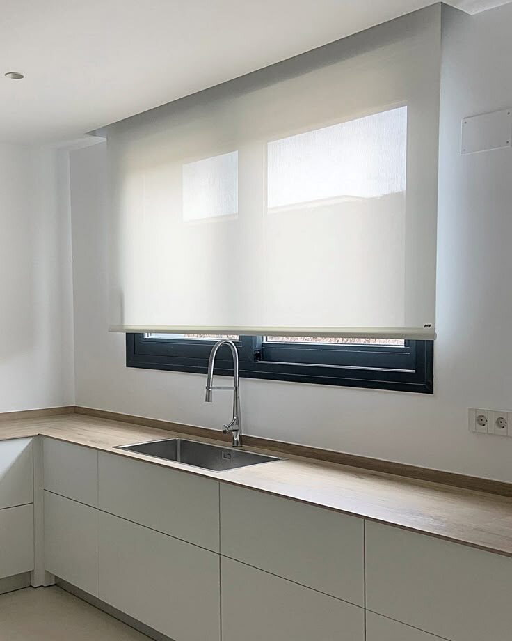 Рулонные шторы для кухни-гостиной