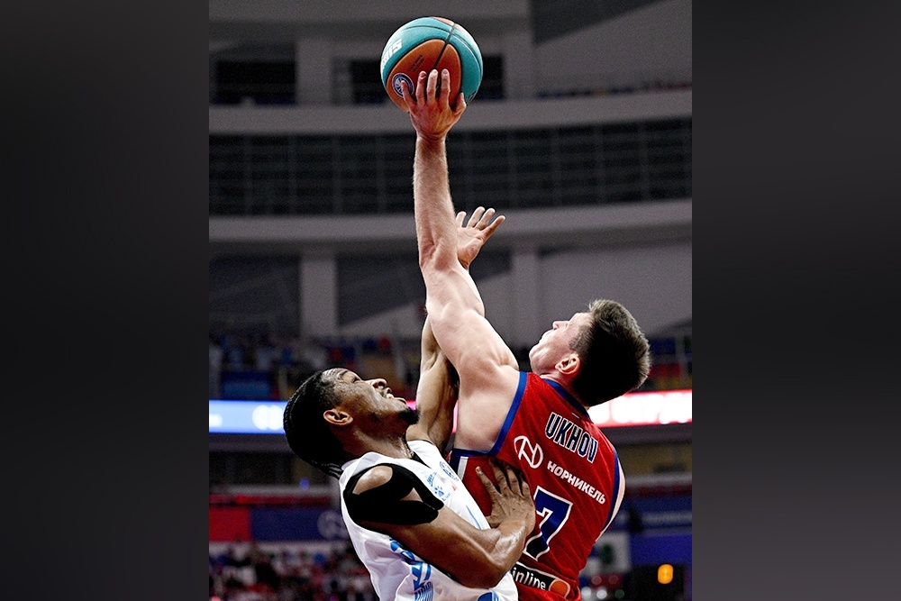    Баскетболисты ЦСКА в долгом противостоянии с питерским клубом все-таки сумели прыгнуть выше соперника. / РИА Новости