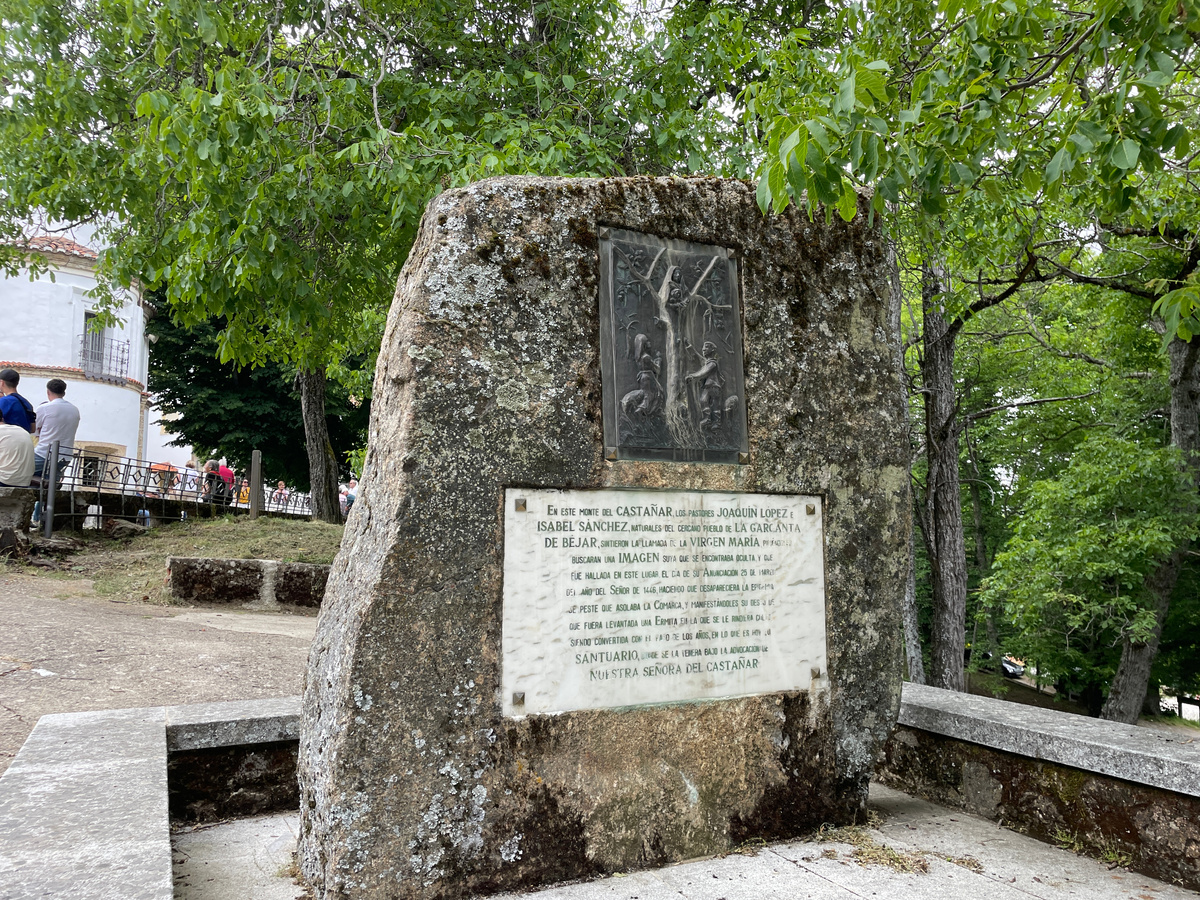 На этом камне описана история чудесного обретения образа Девы Мирии