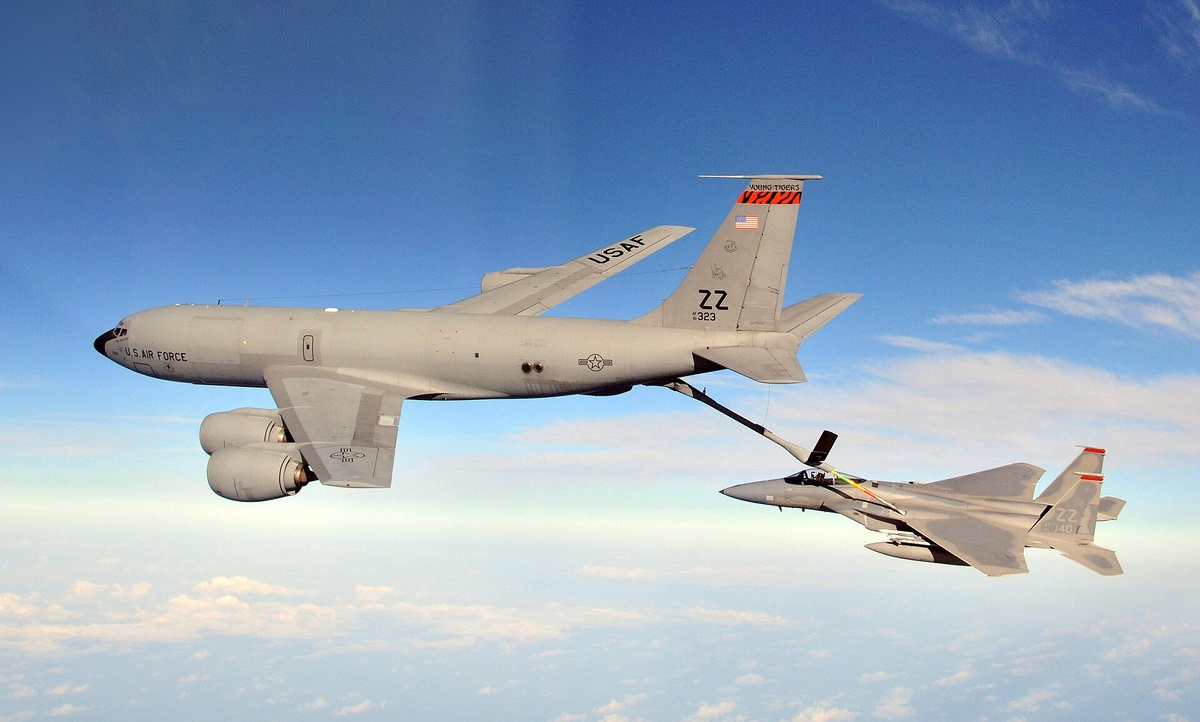 Boeing KC-135 во время дозаправки