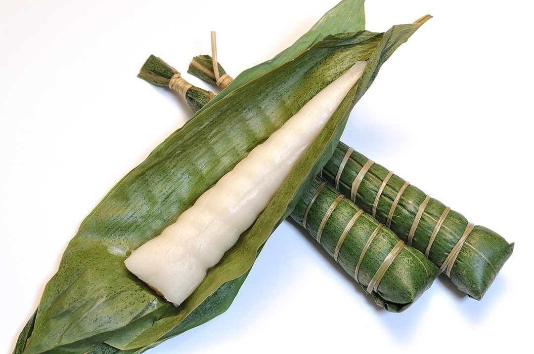 Одна из традиционных форм праздничного лакомства тимаки: содержимое и обертка. Содержимое съедают, а обертку из листьев выбрасывают