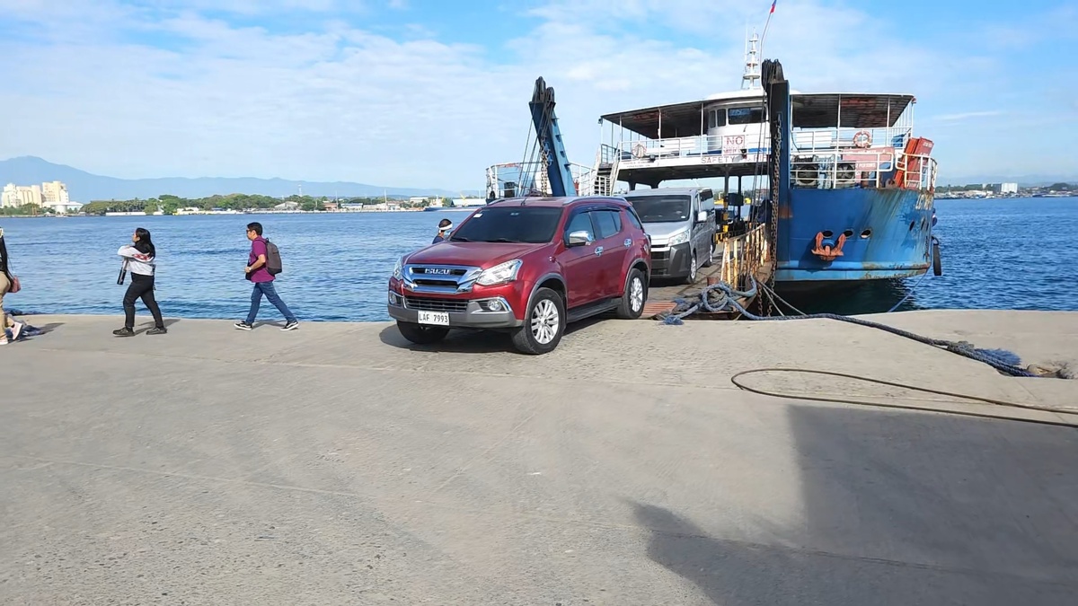 А вот и паром прибыл.