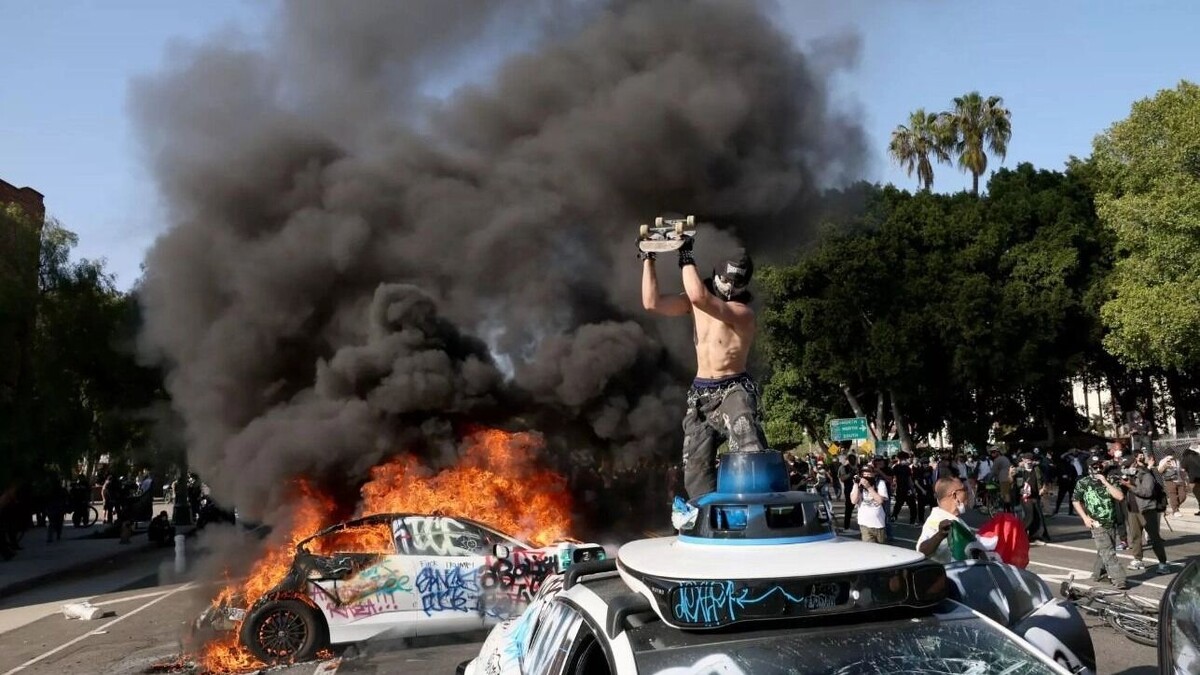 Акции протеста, вспыхнувшие после «антииммигрантских» рейдов, изначально были ненасильственными, однако они вскоре переросли в столкновения с полицией. Автор: Robert Gauthier. Источник: Los Angeles Times