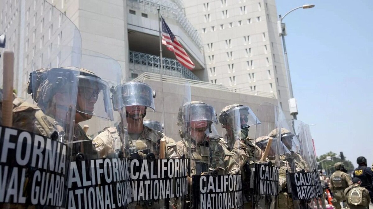 Генеральный прокурор Калифорнии назвал незаконным решение федеральных властей отправить сотни военных Нацгвардии в Лос-Анджелес. Фото: Jason Armond. Los Angeles Times