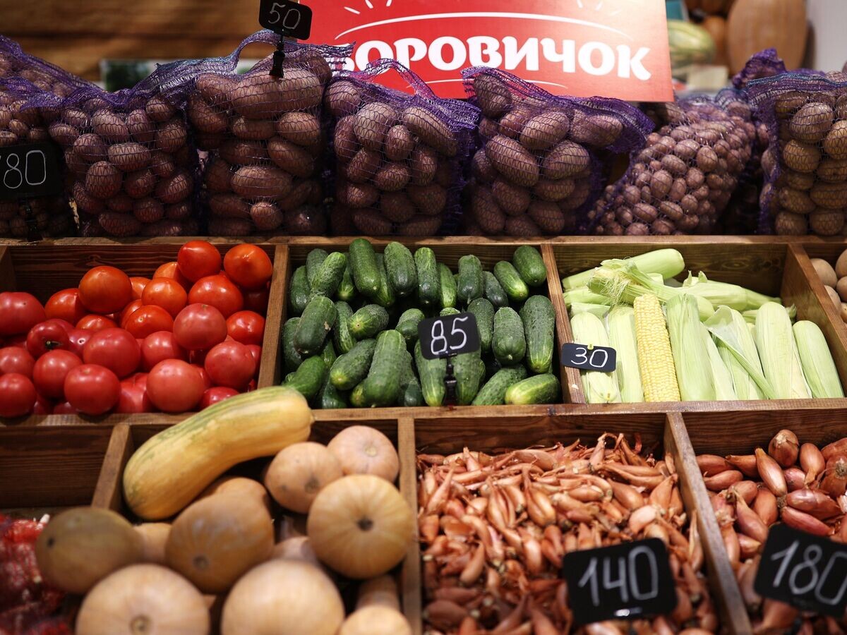    Овощи на одном из прилавков© РИА Новости . Виталий Тимкив