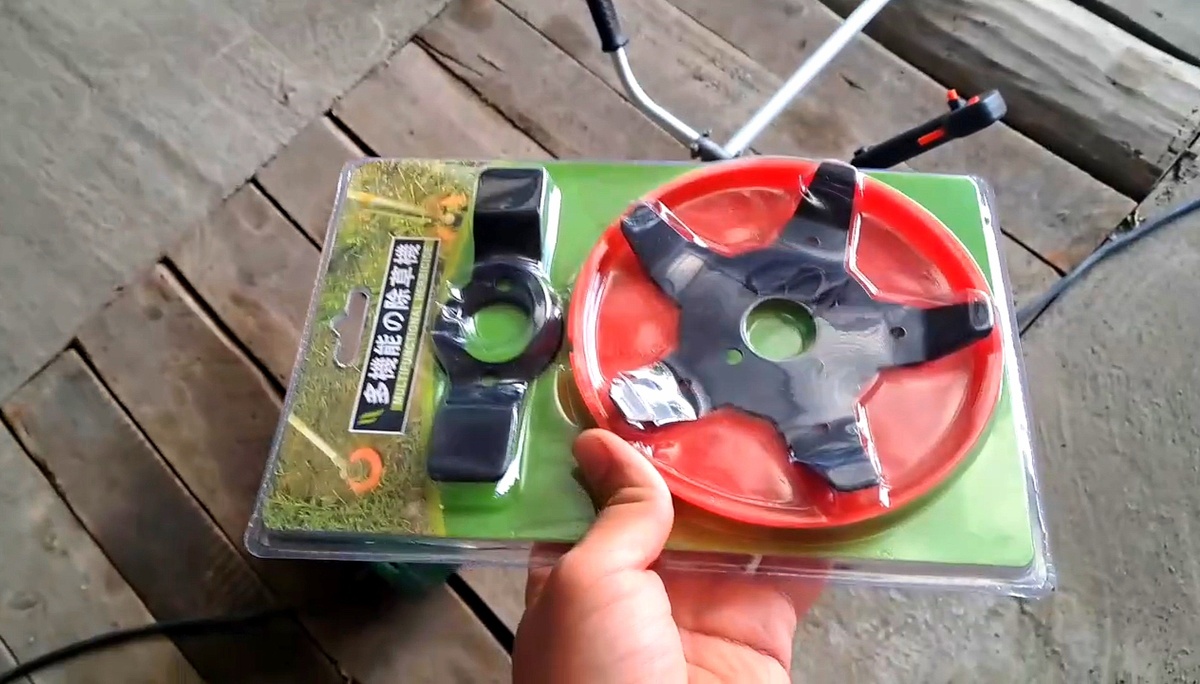 Купил эту насадку на Озоне примерно за 300 рублей. Очевидно, очередное достижение садовой науки из Китая