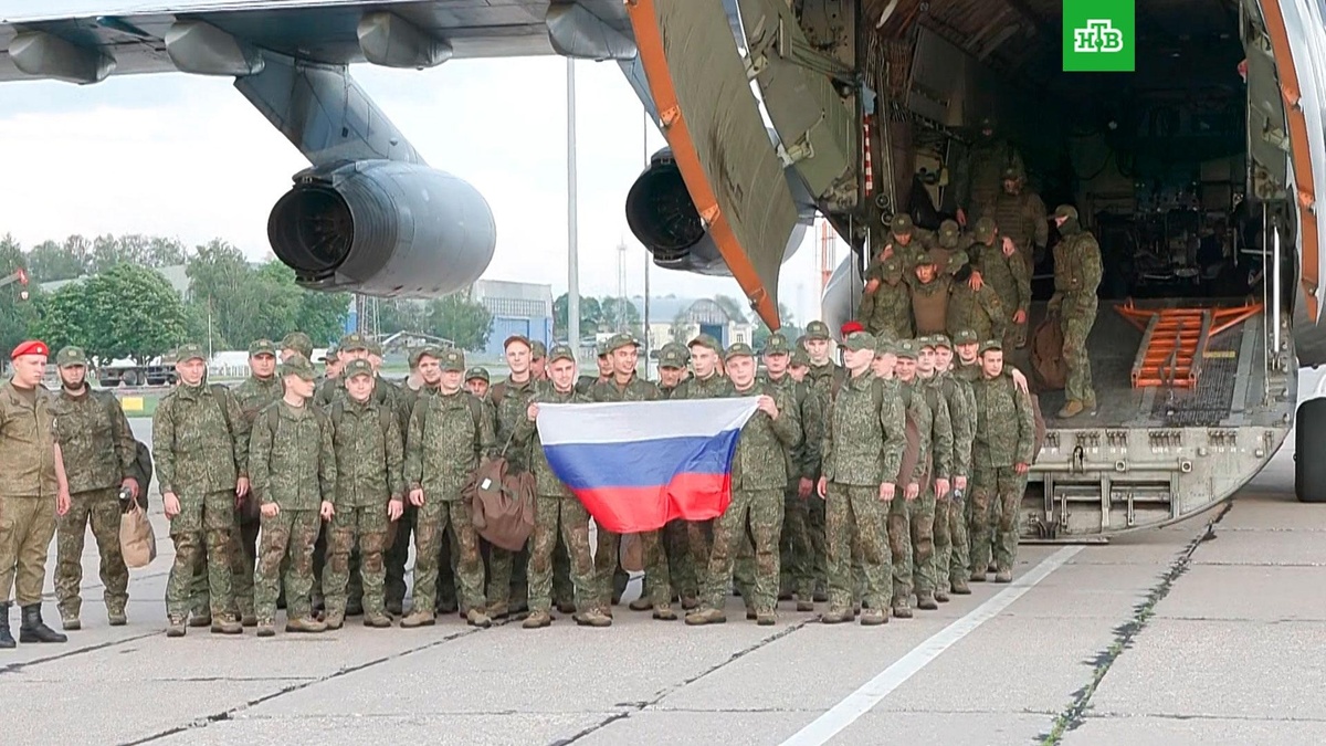    Самолет с освобожденными из украинского плена бойцами сел в Подмосковье