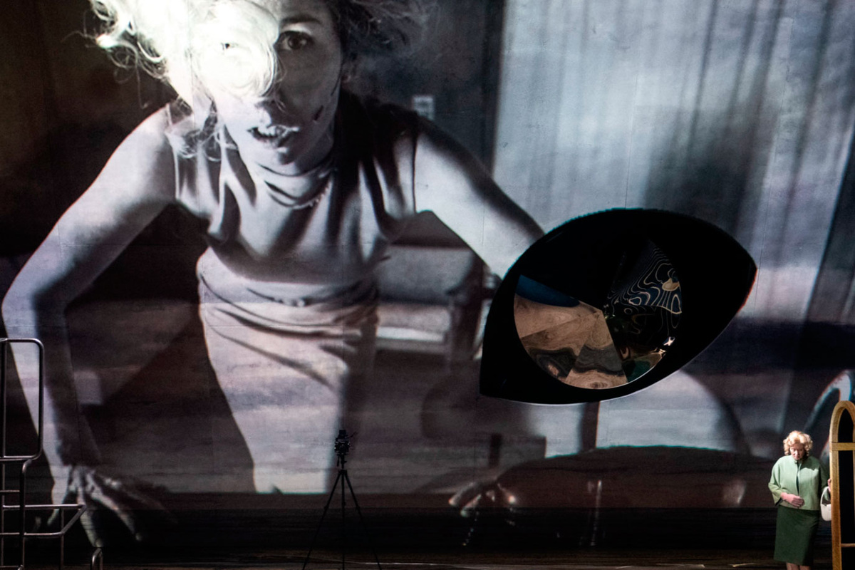 Нарциссы зациклены на своих чувствах — боли и гневе, игнорируя других