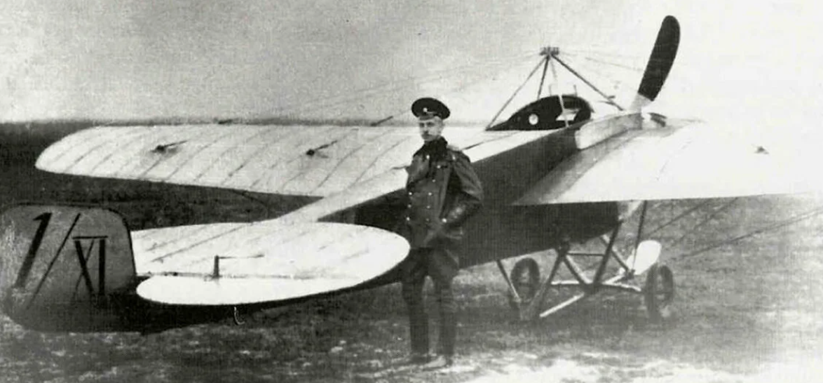 Поручик Нестеров, автор знаменитой фигуры пилотажа - петли - своего имени, возле самолёта "Ньюпор IV" французского производства.
