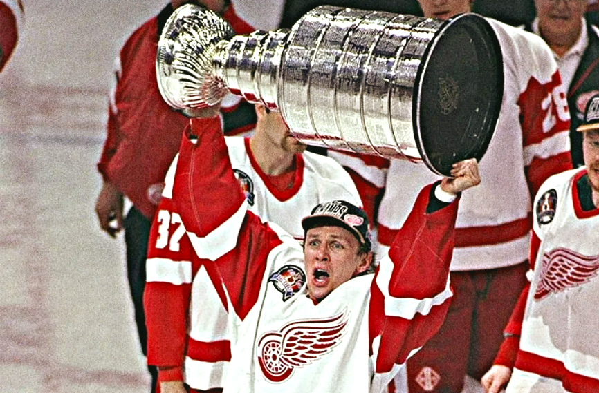 Игорь Ларионов держит Кубок Стэнли