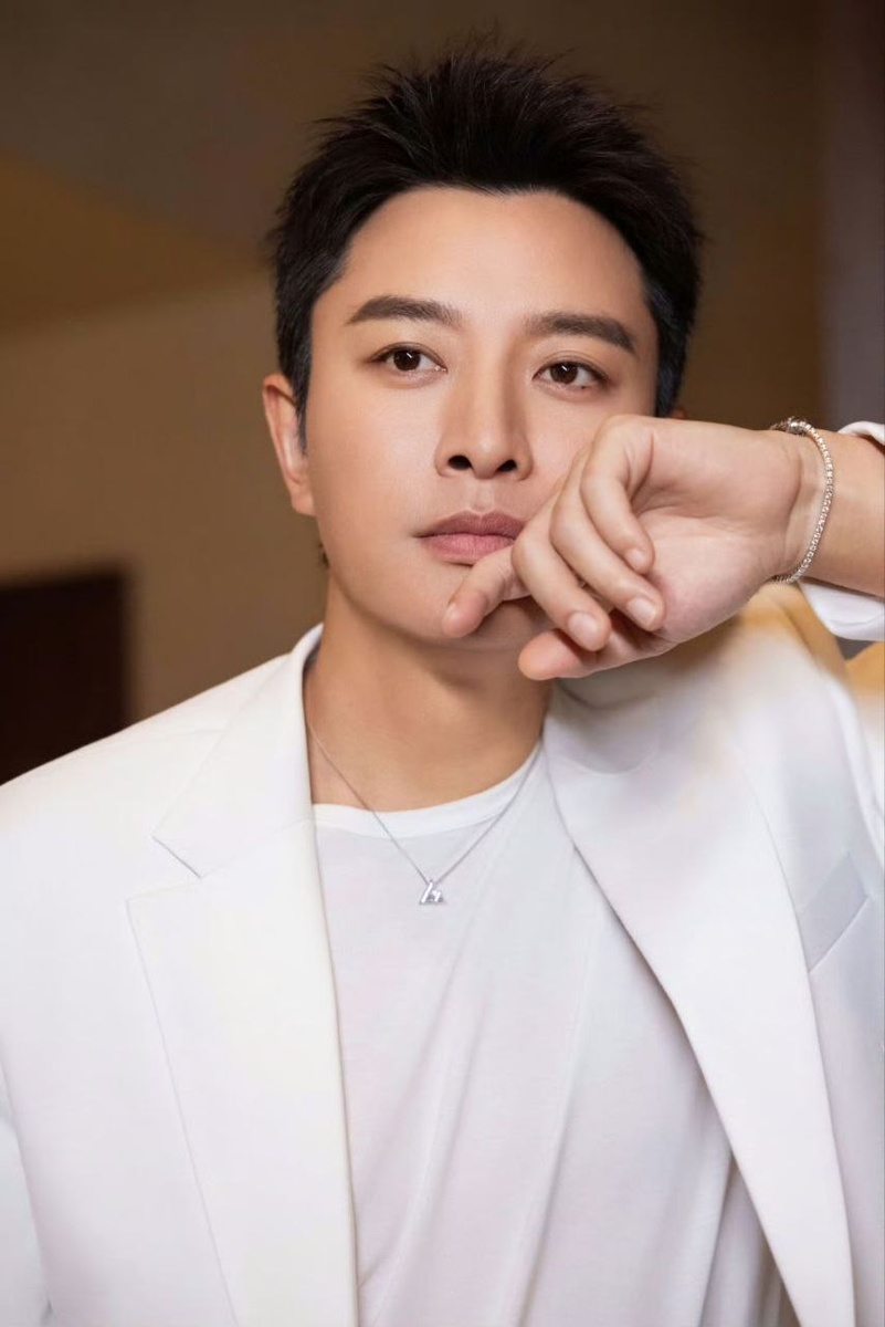 Актёр Цзя Найлян (41 год). Чтобы увидеть больше фото, листайте галерею...