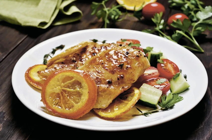 Куриная грудка в апельсиновом соусе. Источник фото kp.ru