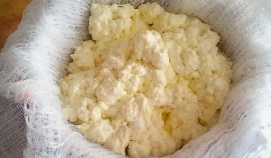 Творог отжатый через марлю. Источник фото happydayanimator.ru