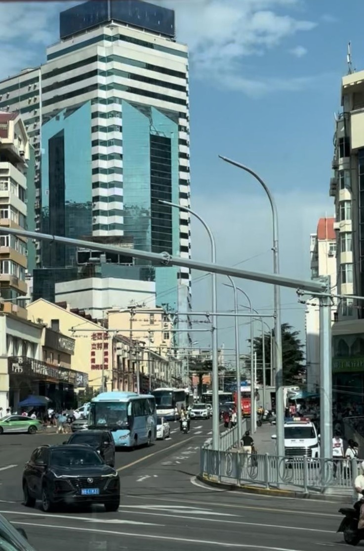 Улица в Циндао, где то недалеко был офис, в котором мы покупали билеты