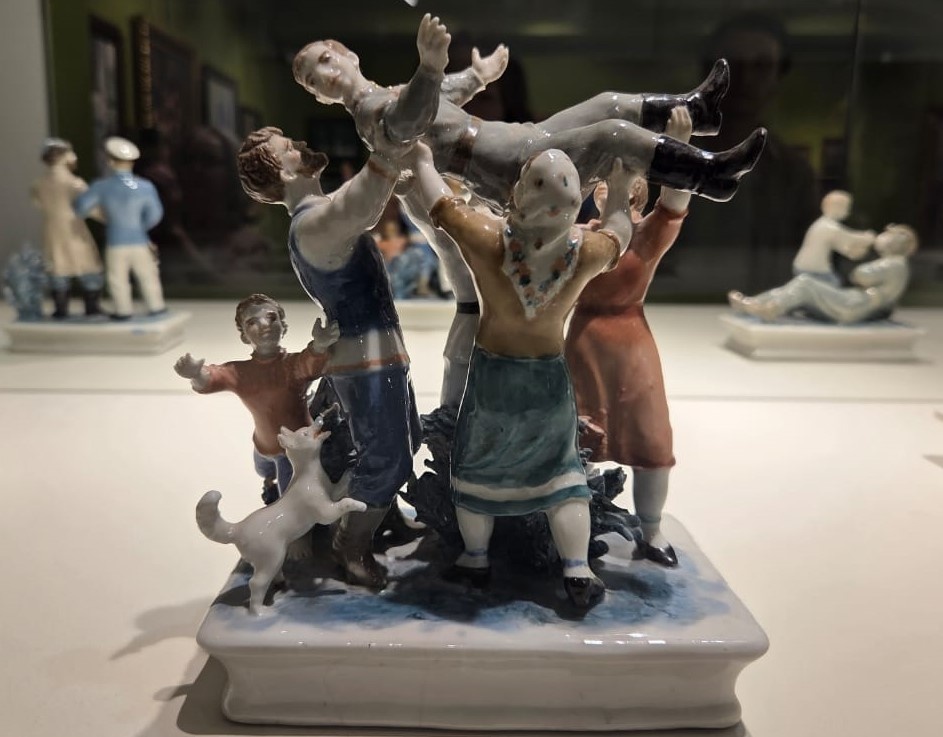 Сотников Алексей Георгиевич (1904-1989) Встреча героя в колхозе. Фарфор, роспись подглазурная, надглазурная полихромная роспись, золочение