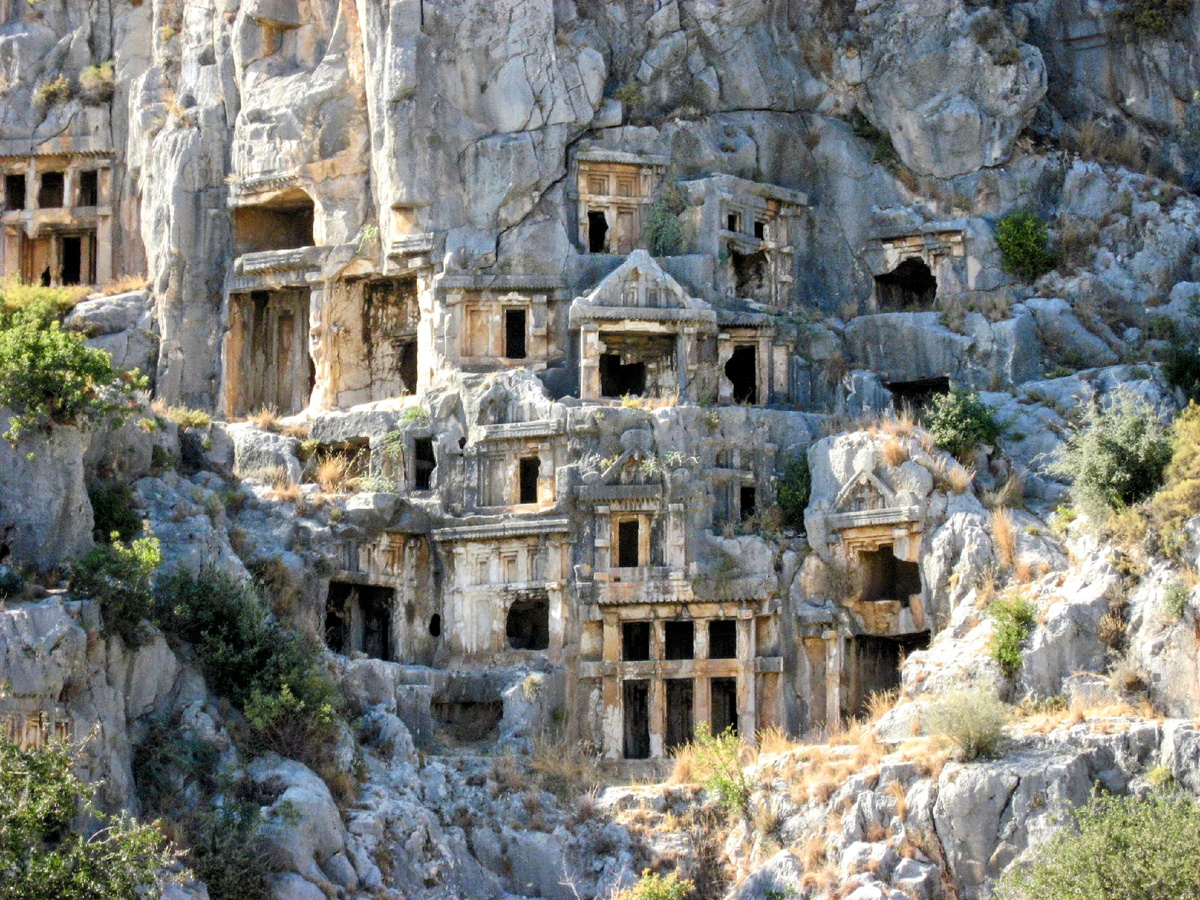 Гробницы в скалах 