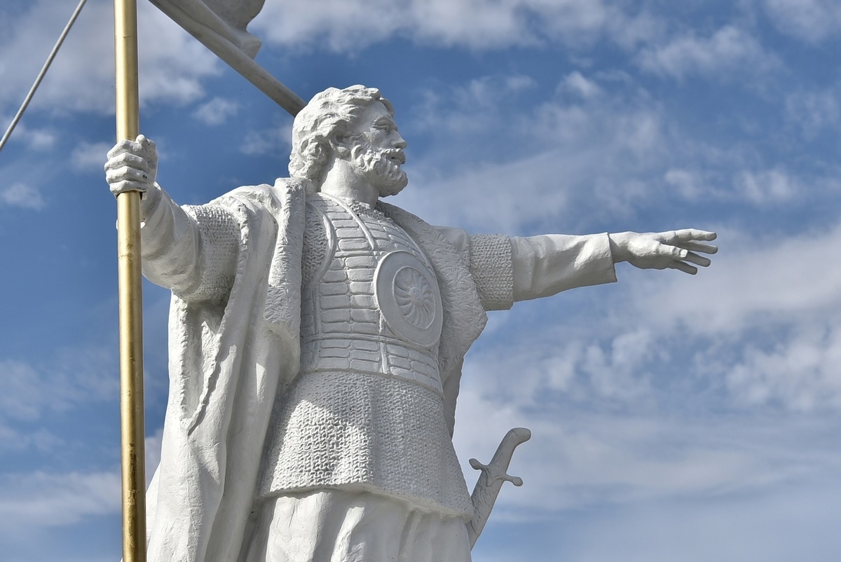 Памятник основателю Тобольска Даниле Чулкову был установлен в 2022 году. Тогда древняя сибирская столица отмечала свое 435-летие. Фото: Visit Tyumen