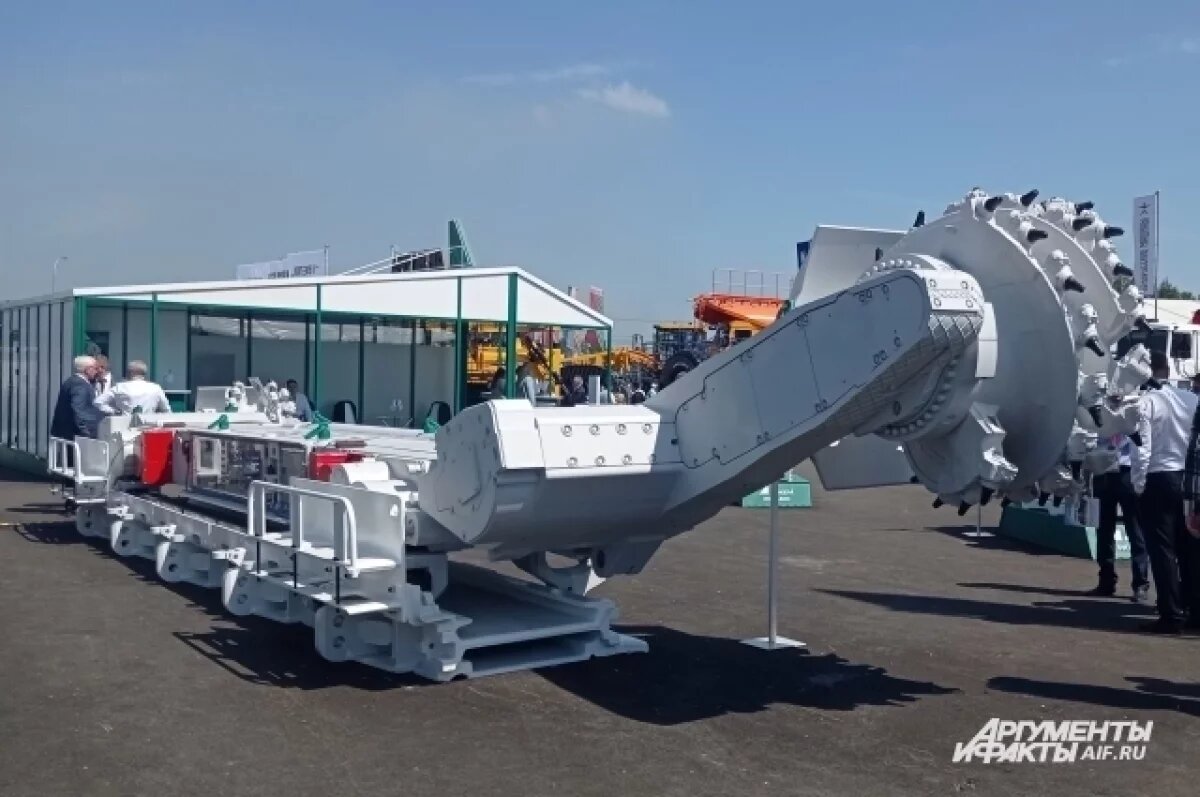    На земле добывающая техника выглядит «белой и пушистой», а под землёй может превратиться в смертоносную машину.