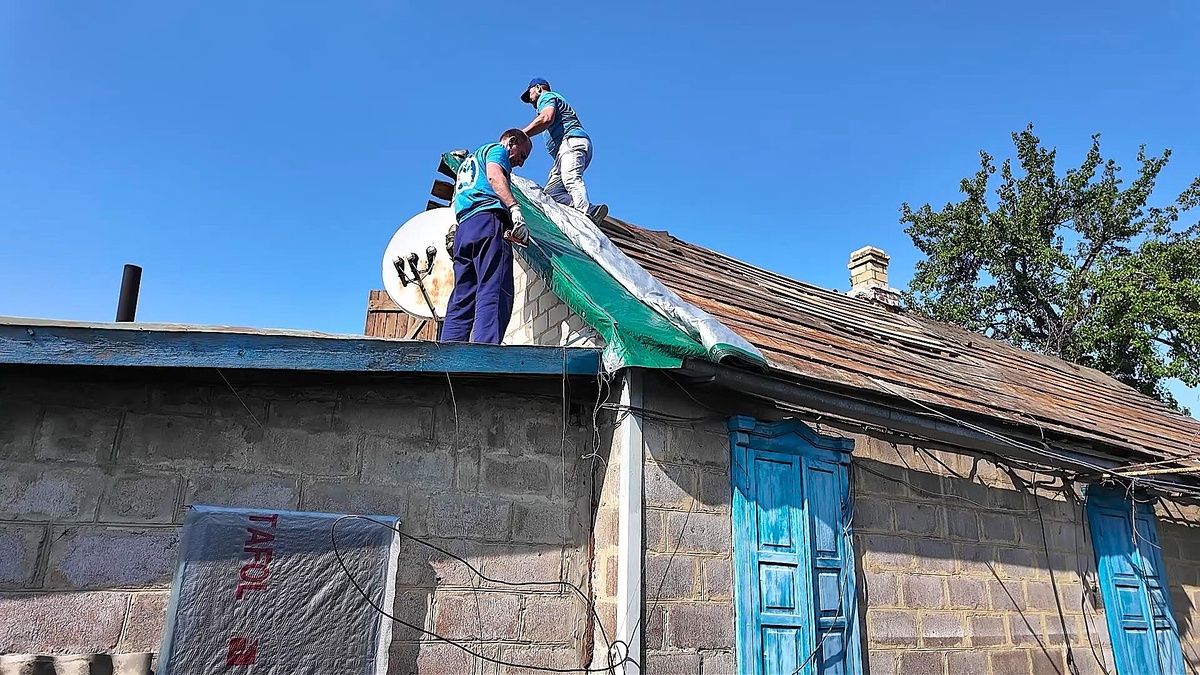    Добровольцы ГДК помогают жителям Курахово восстанавливать свои дома