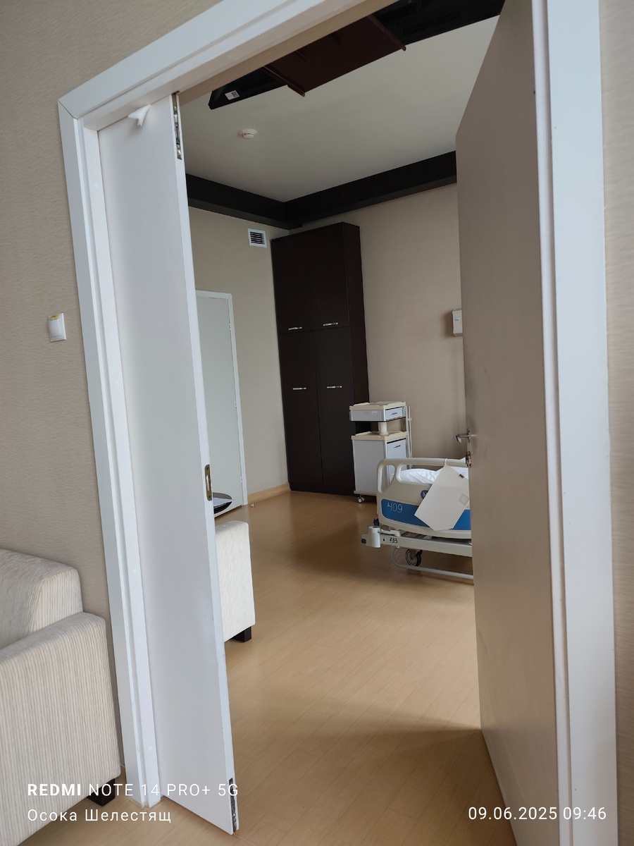 Палата двухкомнатная. В каждой комнате по одному пациенту. Мне досталась проходная. #медцентр ДВФУ