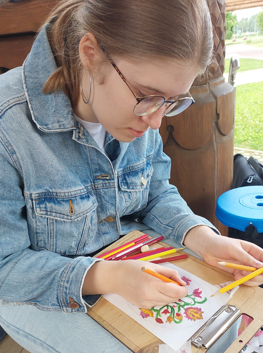 Рисунок цветными карандашами. Пленэр в парке Коломенское. зарисовка орнамента дворца Алексея Михайловича. Фотография автора канала 