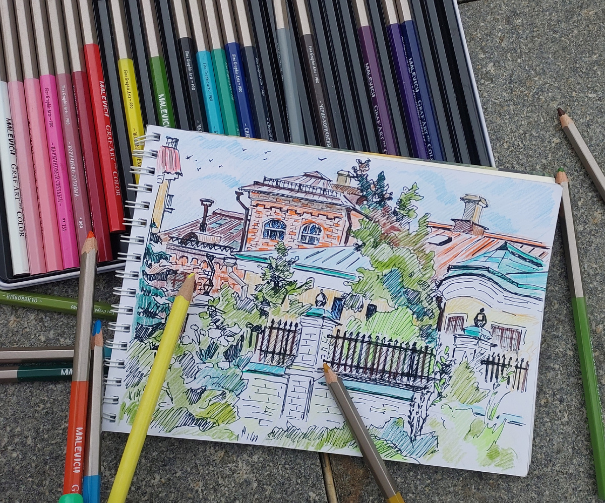 Данный скетч, выполненный цветными карандашами 13.06.2025 Кондрашиной Екатериной на пленэре, был исполнен специально рядом с учениками школы как наглядное пособие и руководство по выполнению работ цветными карандашами.  Фото автора канала 