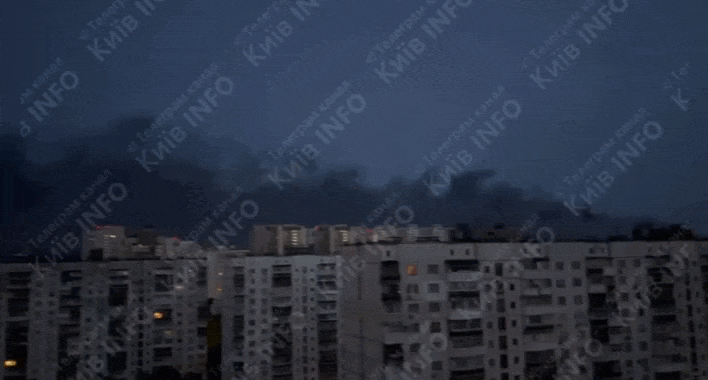    Весь Киев затянуло едким токсичным дымом. Видео: "Украина.ру"