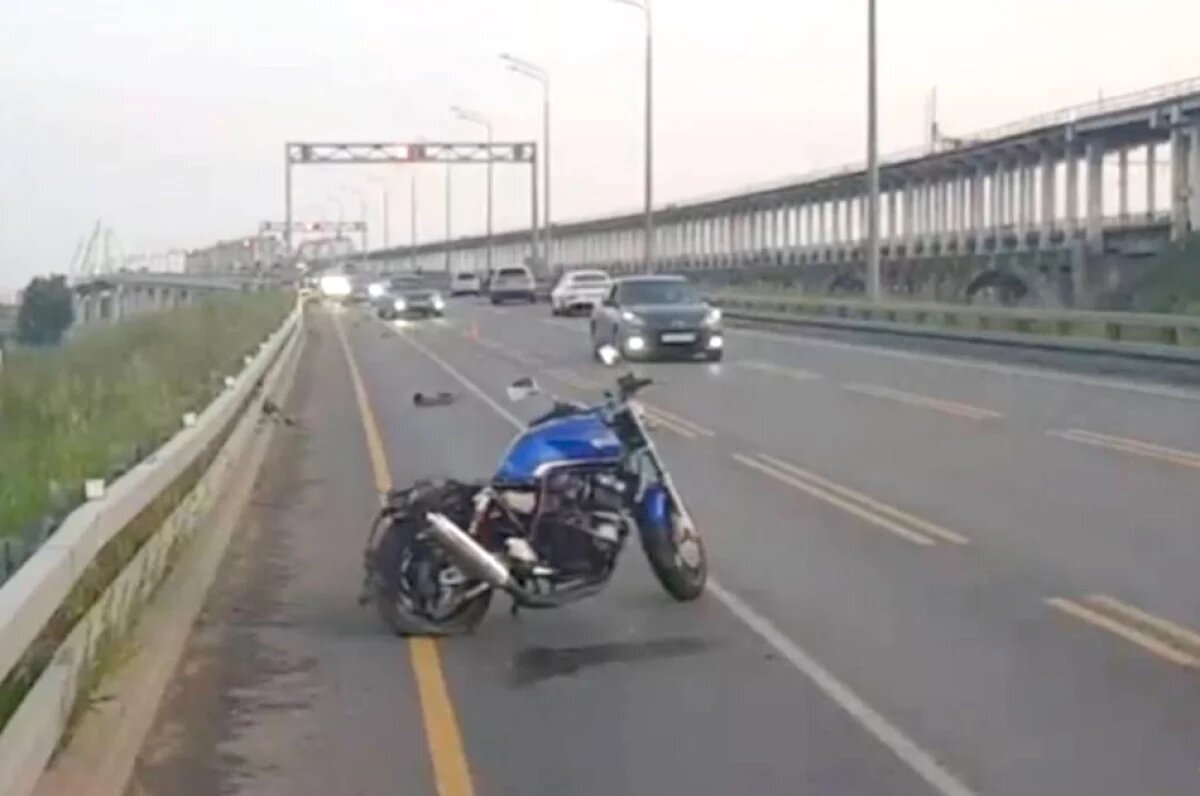    По данным дорожных полицейских, иномарка фактически вытолкнула байк на встречную полосу под колёса ВАЗа.