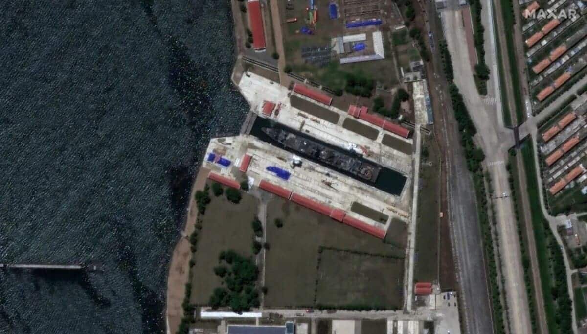    Эсминец КНДР в сухом доке в Раджине / © Maxar Technologies