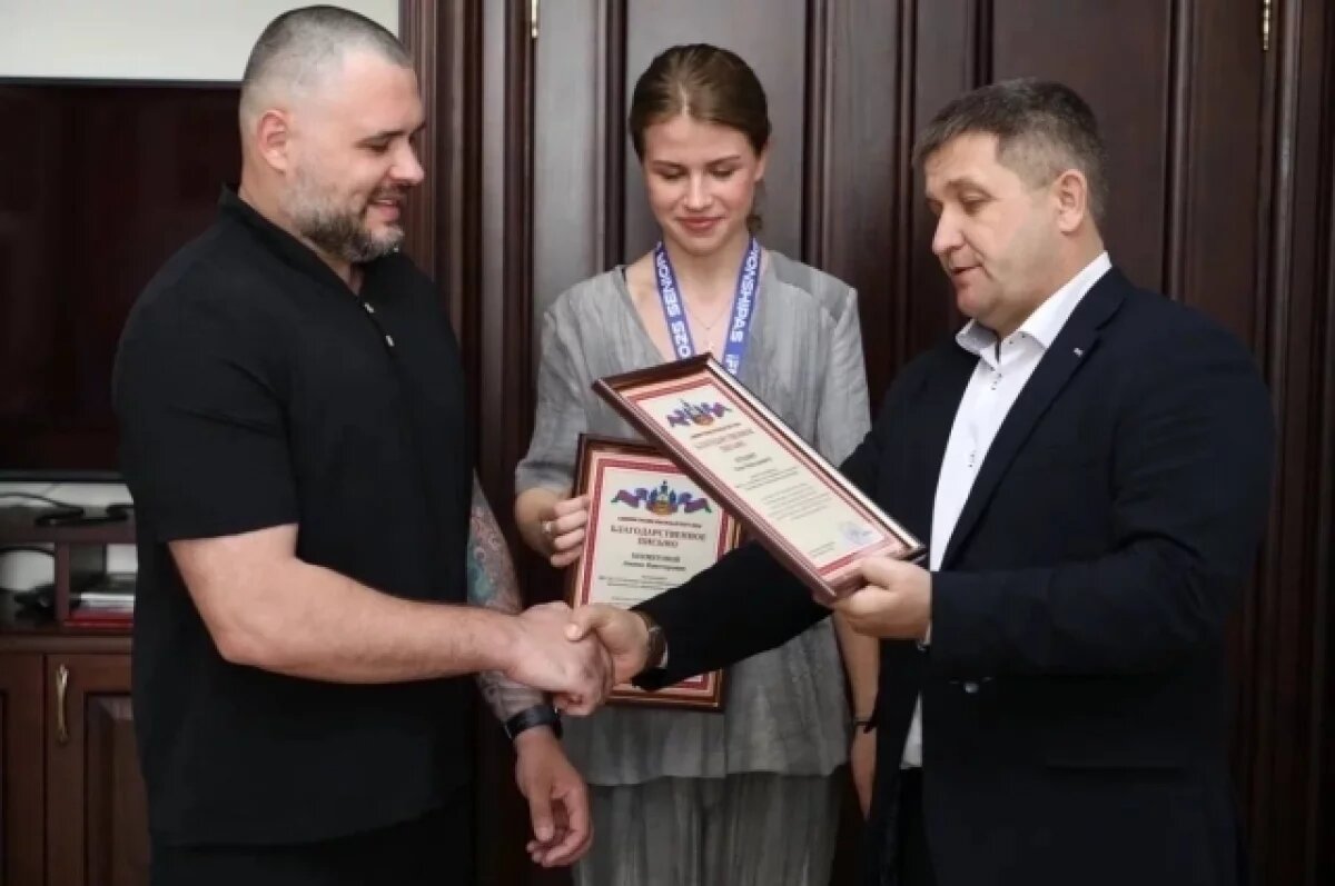    В Краснодаре наградили чемпионку мира по муайтай Амину Бекметову