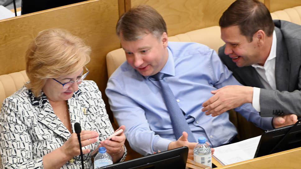 Член комитета Государственной Думы России по государственному строительству и законодательству Александр Тетердинко ( в центре).📷Фото: Дмитрий Духанин / Коммерсантъ