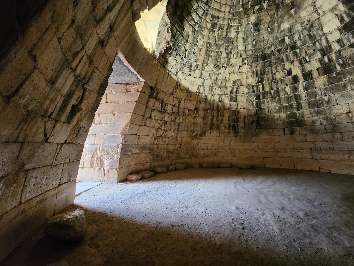 «Сокровищница Атрея», известная также как «гробница Агамемнона»