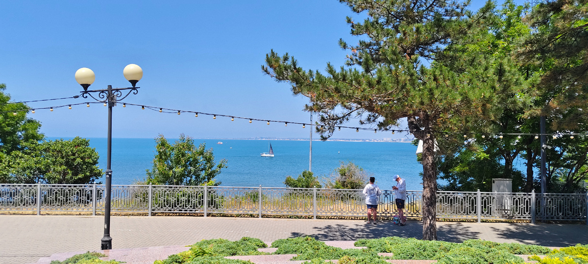 Вот такой шикарный вид с набережной, рядом с входом в комплекс Золотая бухта