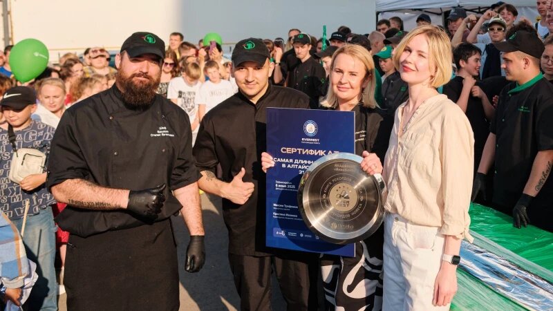     Повара сети ресторанов быстрого питания «Гриль №1» приготовили самую длинную шаурму на Алтае. Фото: Антон Ив.